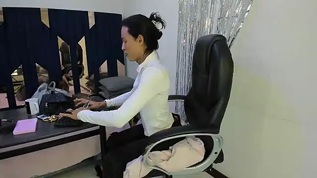 Aisha hotts777 online show from June 4, 2026, 8:26 pm