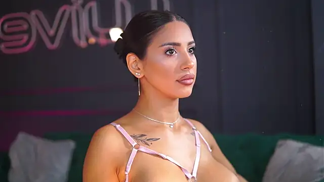 Snapshot of SiennaRuh chatting on September 15, 2025, 6:35 am SiennaRuh online show from September 15, 2025, 6:35 am