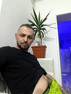 papichulo0099 online show from December 21, 2025, 4:41 am