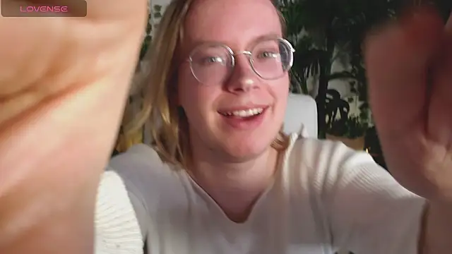 Amanda Butlerr online show from December 14, 2025, 10:31 am