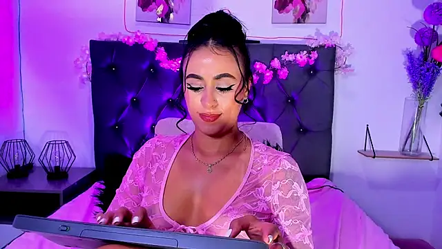 SagiraBelle online show from April 16, 2026, 9:39 pm