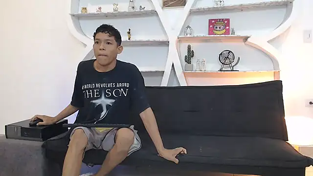 BEAUTY BOYS1 online show from November 18, 2025, 7:13 am