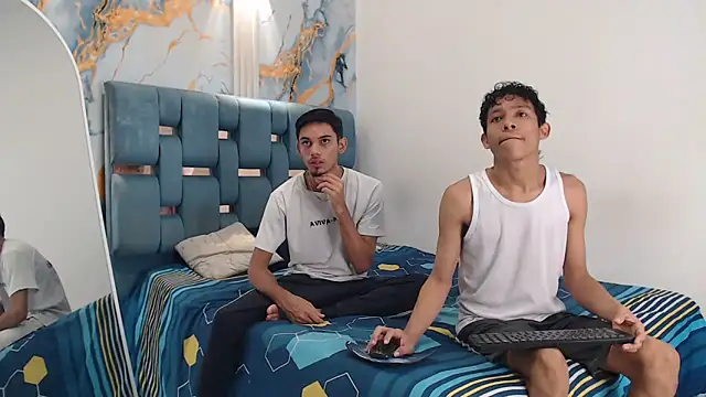 Snapshot of BEAUTY_BOYS1 chatting on April 1, 2026, 1:34 pm BEAUTY BOYS1 online show from April 1, 2026, 1:34 pm