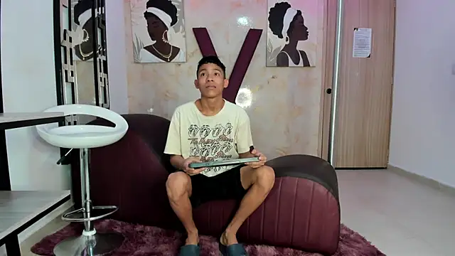 Snapshot of BEAUTY_BOYS1 chatting on April 6, 2026, 1:23 pm BEAUTY BOYS1 online show from April 6, 2026, 1:23 pm