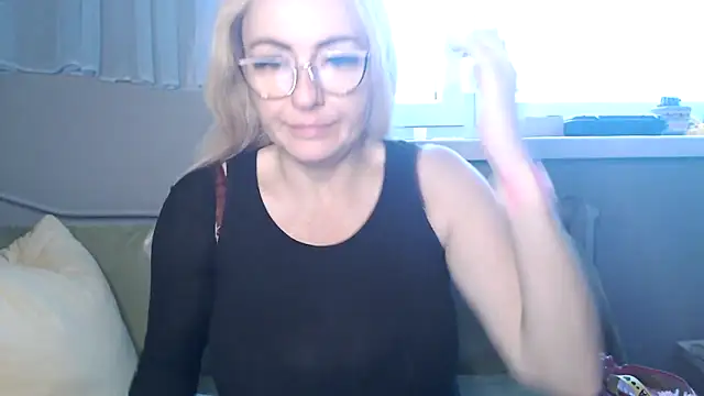 NADINNNE online show from November 10, 2025, 12:04 pm