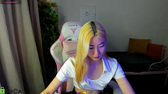 Snapshot of Aisi_18 chatting on October 9, 2025, 5:38 am Aisi 18 online show from October 9, 2025, 5:38 am