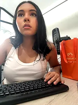 AlinnaRosee  online show from December 2, 2025, 4:35 pm