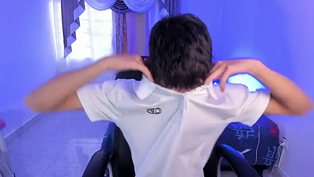 Aron Boyy online show from November 12, 2025, 8:41 pm