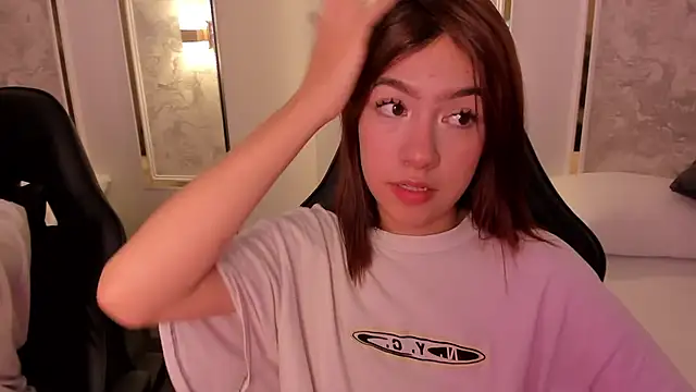 Snapshot of doll_eyees_ chatting on October 1, 2025, 3:12 am doll eyees online show from October 1, 2025, 3:12 am