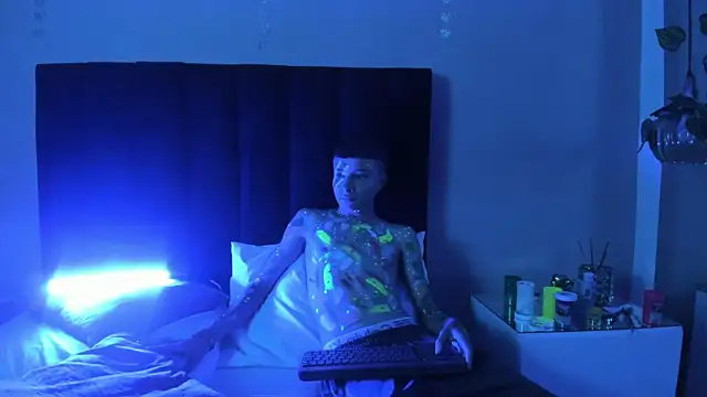 Snapshot of Nascary_Fox chatting on September 17, 2025, 9:05 pm Nascary Fox online show from September 17, 2025, 9:05 pm