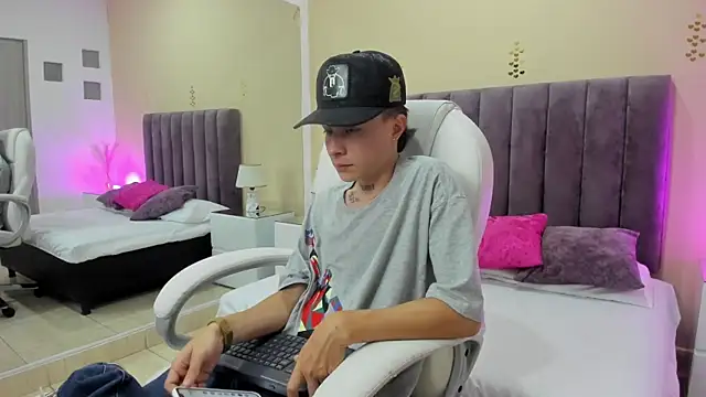 Snapshot of Nascary_Fox chatting on September 29, 2025, 8:24 pm Nascary Fox online show from September 29, 2025, 8:24 pm