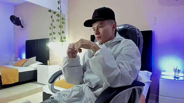 Snapshot of Nascary_Fox chatting on November 2, 2025, 12:51 pm Nascary Fox online show from November 2, 2025, 12:51 pm