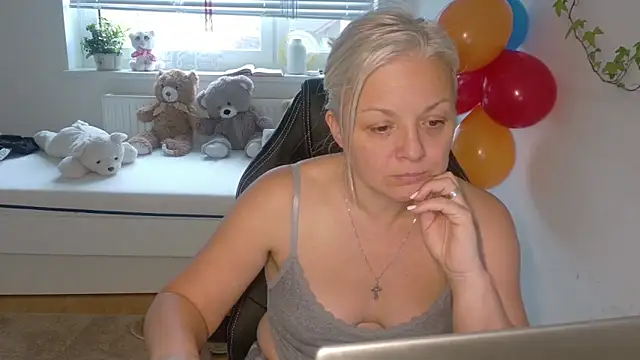 Linsy Kim online show from December 14, 2025, 9:03 am