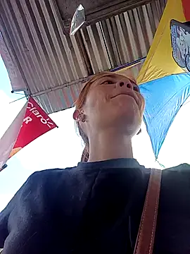 dulcelatin21 online show from October 1, 2025, 7:09 pm