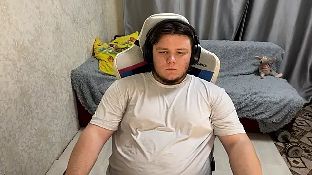 Snapshot of desiredude9 chatting on September 19, 2025, 7:36 pm desiredude9 online show from September 19, 2025, 7:36 pm