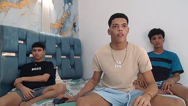 PRETTY FEM online show from March 17, 2026, 1:43 am