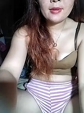 Snapshot of lylylove chatting on June 1, 2026, 11:28 pm lylylove online show from June 1, 2026, 11:28 pm