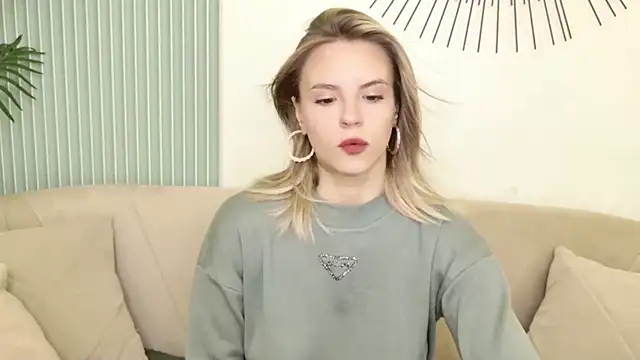 KiaraRolls online show from November 12, 2025, 10:04 am