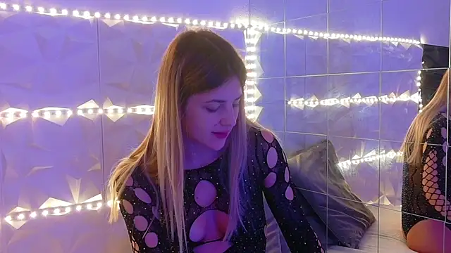 Aishha  online show from November 6, 2025, 6:03 am