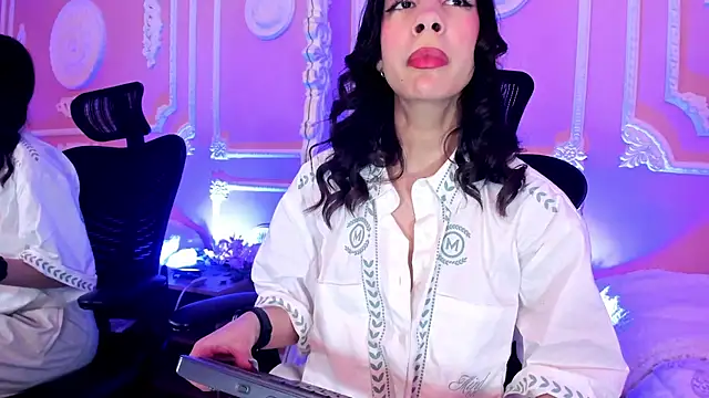 Snapshot of aitana_johns chatting on November 7, 2025, 12:16 pm aitana johns online show from November 7, 2025, 12:16 pm