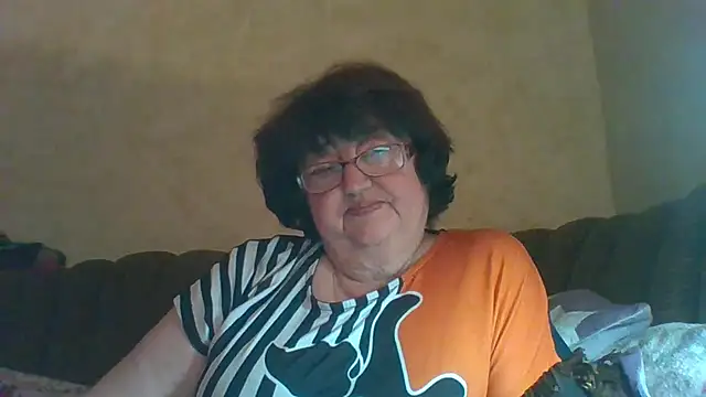 Snapshot of MilaSky5303 chatting on October 4, 2025, 8:45 am MilaSky5303 online show from October 4, 2025, 8:45 am