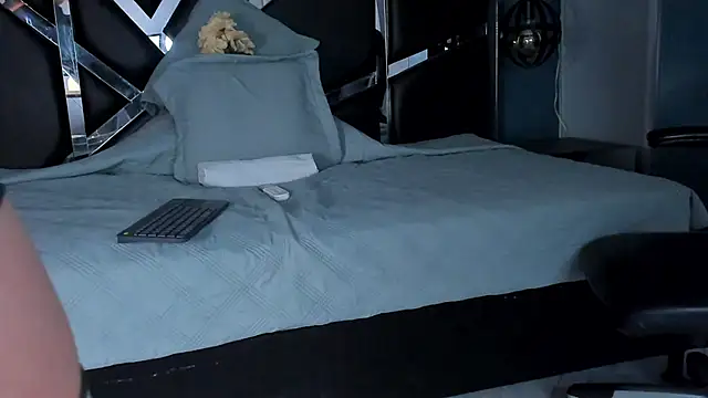 Julieth brown  online show from October 7, 2025, 7:55 pm