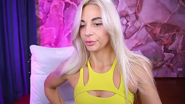 BellaRayyy online show from October 17, 2025, 1:03 pm