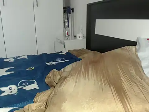 petite danielle online show from March 3, 2026, 8:20 am