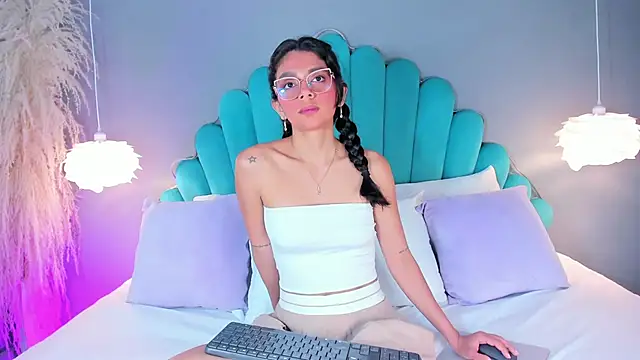 AlassiaHocthner online show from September 18, 2025, 11:45 am