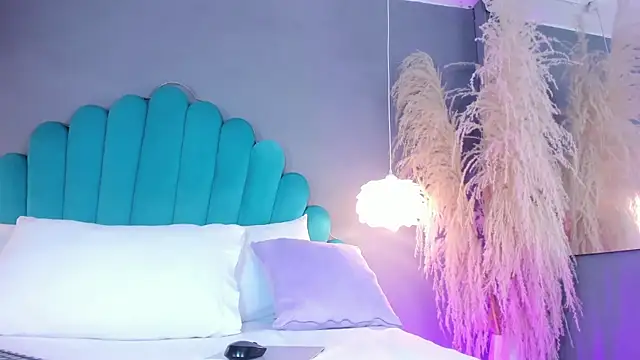 AlassiaHocthner online show from October 16, 2025, 12:28 pm