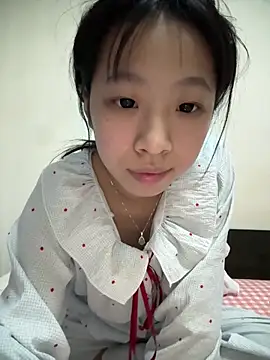 jingjing005 online show from May 5, 2026, 3:53 pm