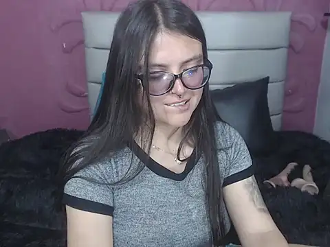 Snapshot of Cailing_Zu chatting on November 17, 2025, 7:52 pm Cailing Zu online show from November 17, 2025, 7:52 pm