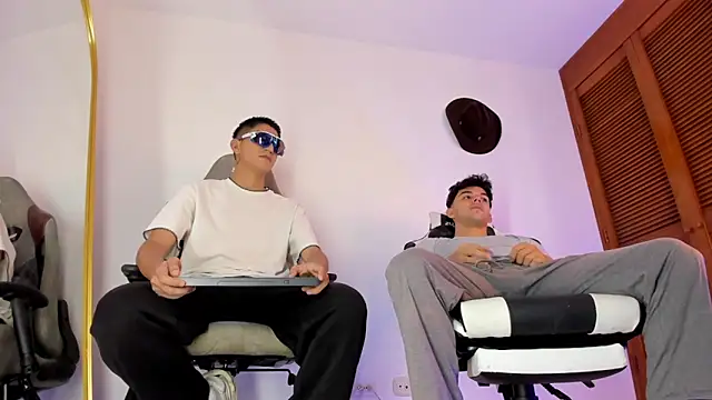 sotooliver3 online show from September 10, 2025, 7:03 pm