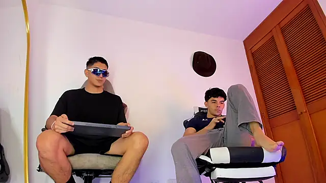 sotooliver3 online show from October 19, 2025, 6:08 pm