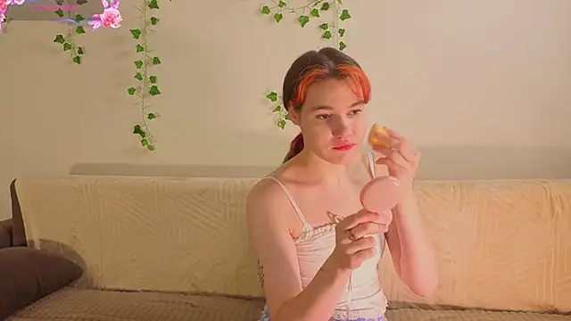 Snapshot of MauraSpurrier chatting on September 28, 2025, 6:13 pm MauraSpurrier online show from September 28, 2025, 6:13 pm