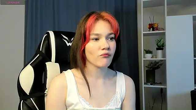 Snapshot of MauraSpurrier chatting on October 22, 2025, 7:02 pm MauraSpurrier online show from October 22, 2025, 7:02 pm