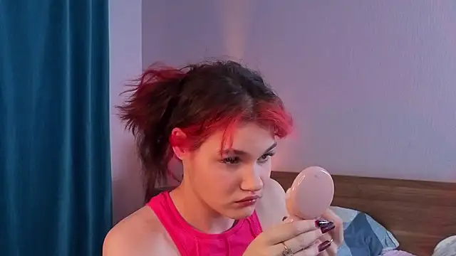 Snapshot of MauraSpurrier chatting on October 25, 2025, 6:35 pm MauraSpurrier online show from October 25, 2025, 6:35 pm