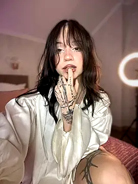 YourLittleDevil online show from October 10, 2025, 1:21 pm