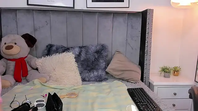 Snapshot of Miyu_Komori chatting on February 21, 2026, 12:39 pm Miyu Komori online show from February 21, 2026, 12:39 pm