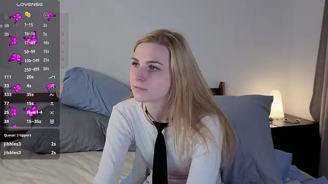 Snapshot of HelenMartines chatting on October 10, 2025, 11:09 am HelenMartines online show from October 10, 2025, 11:09 am