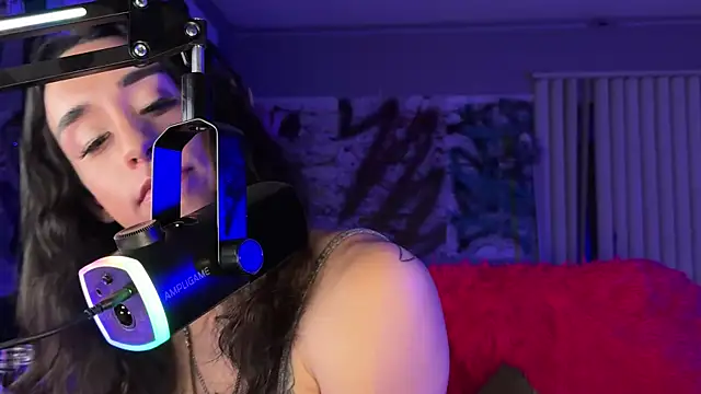 xoFrankie online show from April 7, 2026, 3:18 am