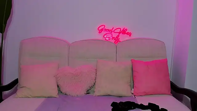 JessicaSky  online show from April 3, 2026, 8:18 pm