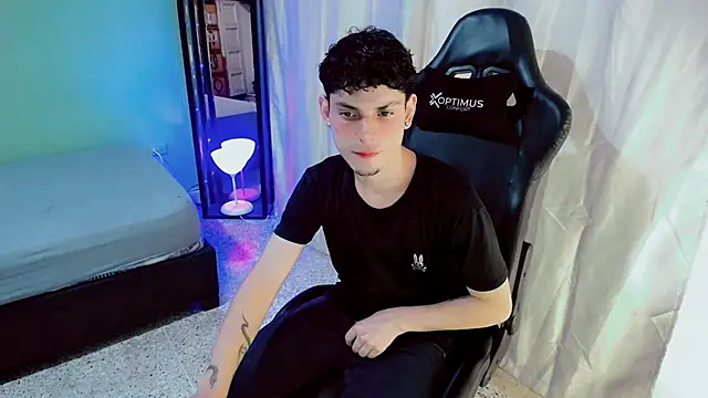 dilan hott  online show from October 7, 2025, 8:28 pm