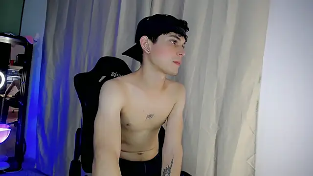 dilan hott  online show from October 15, 2025, 8:20 pm