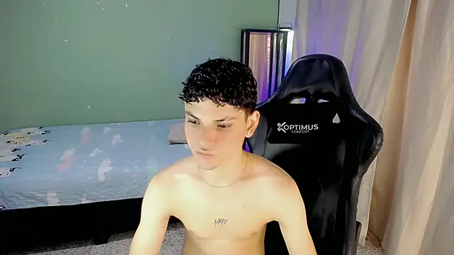 dilan hott  online show from November 24, 2025, 6:18 pm