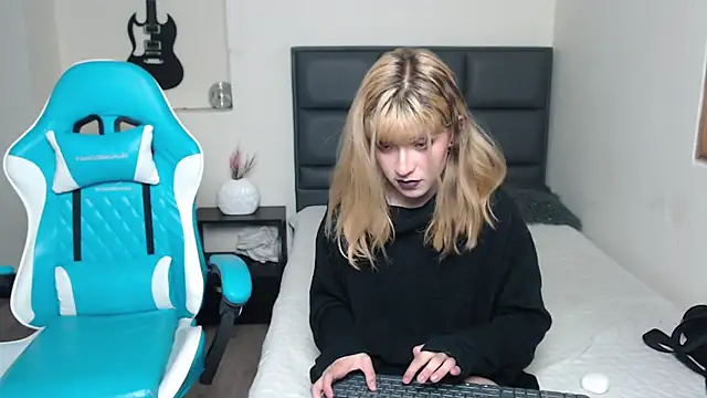 Snapshot of Amnesia_ chatting on October 27, 2025, 1:04 pm Amnesia online show from October 27, 2025, 1:04 pm