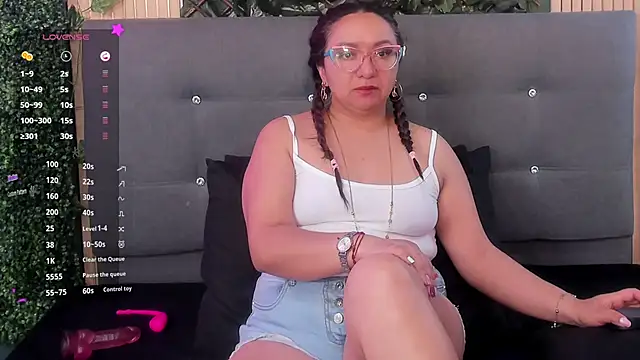 leyla smithh online show from September 9, 2025, 12:26 pm