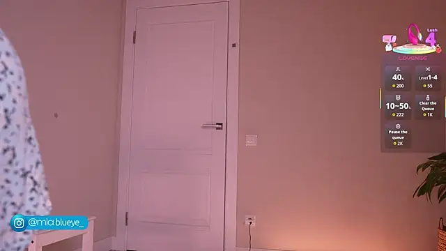 Miablueye online show from November 14, 2025, 5:22 pm