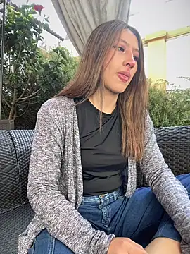 KloePink  online show from December 17, 2025, 1:17 pm