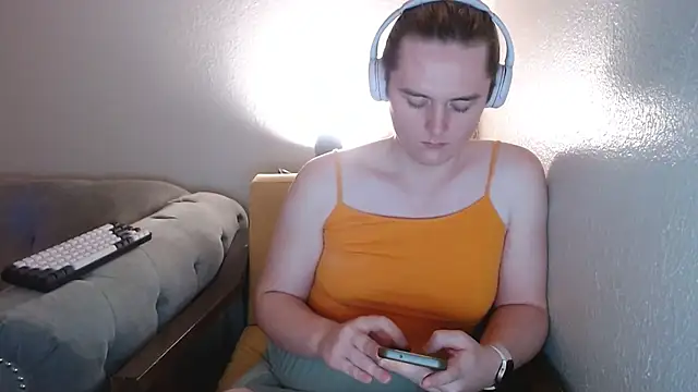 Elliebell online show from November 11, 2025, 9:20 am